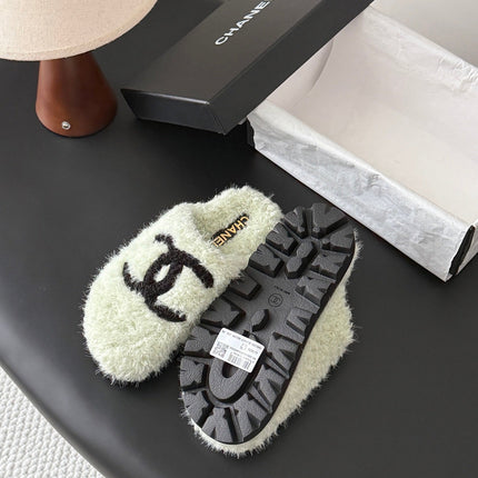CHANEL 26S SLIDE SANDALS IN IVORY SHEARLING UPPER AND LINING WITH BLACK CC LOGO