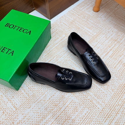 BOTTEGA VENETA 26S LACE-UP LOAFERS IN BLACK LAMBSKIN