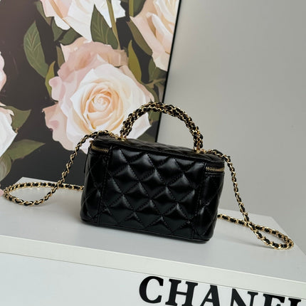 SMALL VANITY CASE 17 WITH HANDLE IN BLACK CALFSKIN GOLD METAL CHAIN