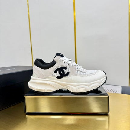 SNEAKER IN PALE GRAY SUEDE WITH BLACK LOGO AND MESH