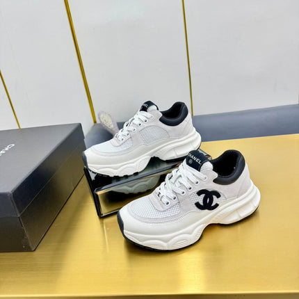 SNEAKER IN PALE GRAY SUEDE WITH BLACK LOGO AND MESH