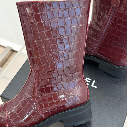 CHANEL 26S MID CALF BOOTS 45MM IN BURGUNDY RED GLOSSY CROC EMBOSSED CALFSKIN WITH PERFORATED CC LOGO CAP TOE