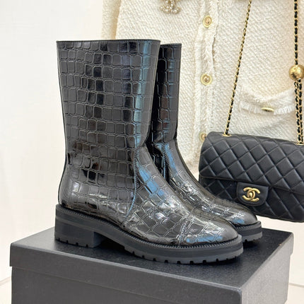 CHANEL 26S MID CALF BOOTS 45MM IN BLACK GLOSSY CROC EMBOSSED CALFSKIN WITH PERFORATED CC LOGO CAP TOE