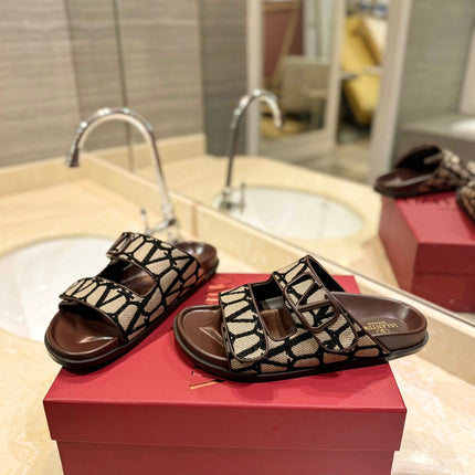 VALENTINO 26S VELCRO SANDALS IN BROWN LEATHER AND BEIGE JACQUARD FABRIC WITH HARDWARE