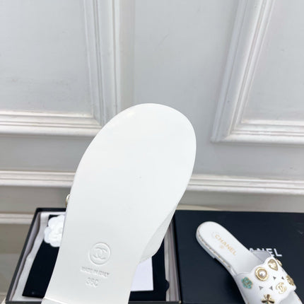 CHANEL 26S FLAT SANDALS IN WHITE LAMBSKIN CHARM-DECORATED