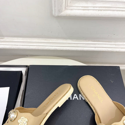 CHANEL 26S FLAT SANDALS IN BEIGE LAMBSKIN CHARM-DECORATED