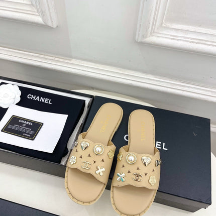 CHANEL 26S FLAT SANDALS IN BEIGE LAMBSKIN CHARM-DECORATED