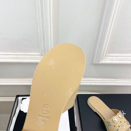 CHANEL 26S FLAT SANDALS IN BEIGE LAMBSKIN CHARM-DECORATED